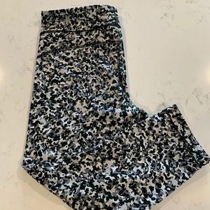 Under Armour Cropped Leggings, Size S